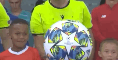 足球欧冠裁判组遭强烈质疑，争议球镜头热议不断