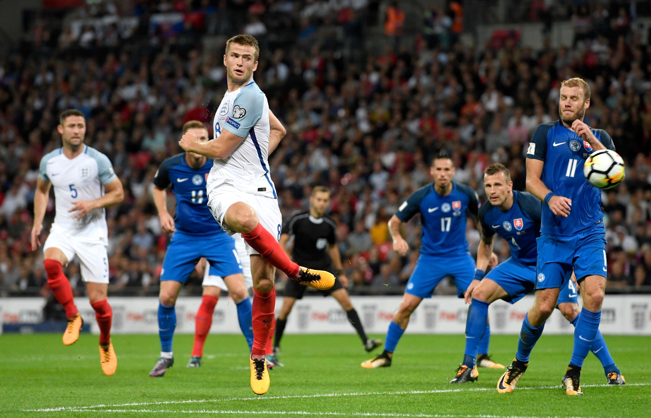 及时救难！对手疑晕厥，汉堡小将武斯科维奇迅速将其舌头拔出（赛场惊险一刻：对手疑似昏厥，汉堡新星武斯科维奇迅速托舌防窒息）