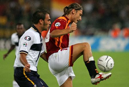 记者：谢维军在昨天的比赛中肋骨又裂了