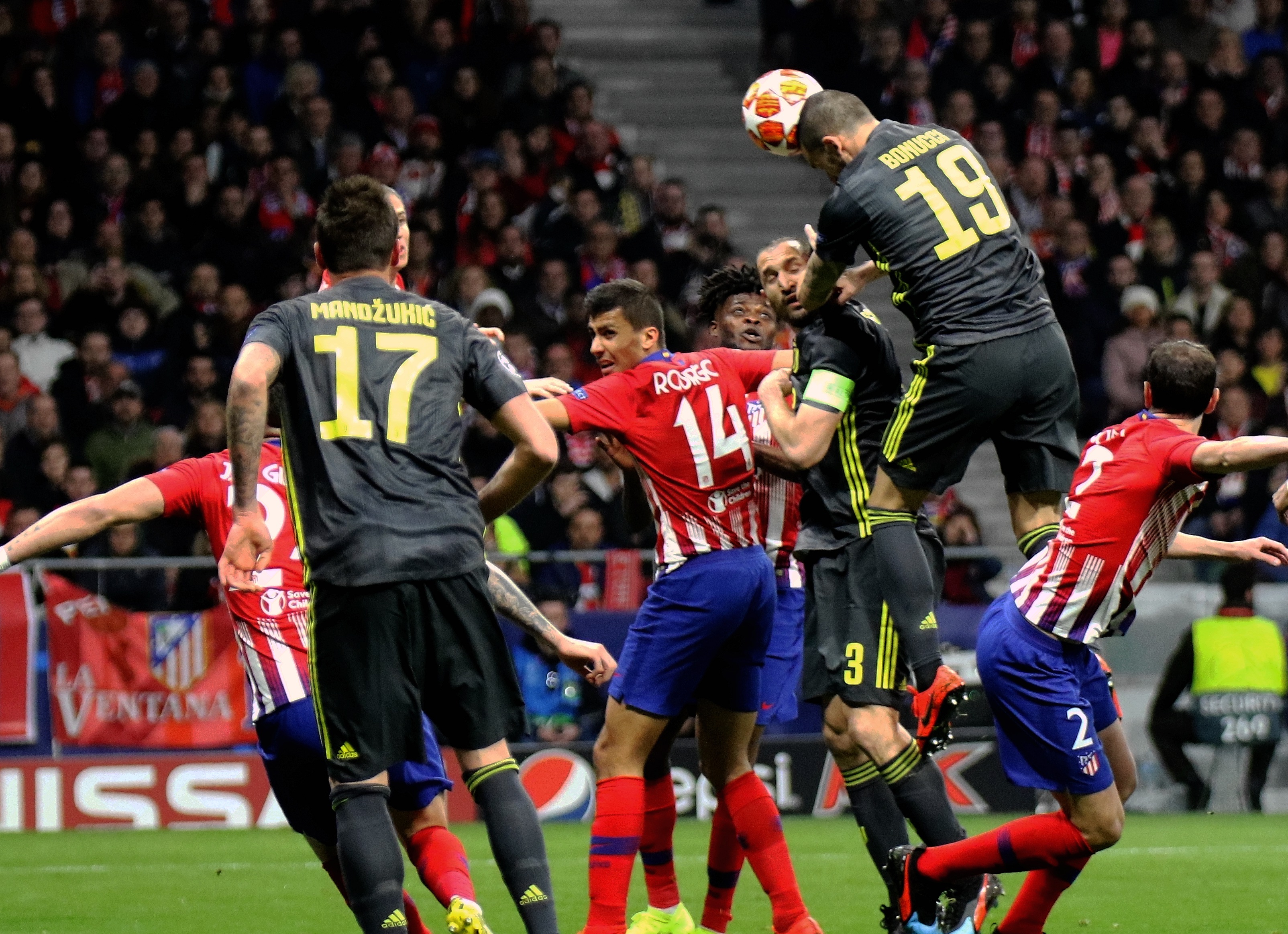 超越老穆勒！凯恩成为德甲历史上最快达成十次帽子戏法的球员